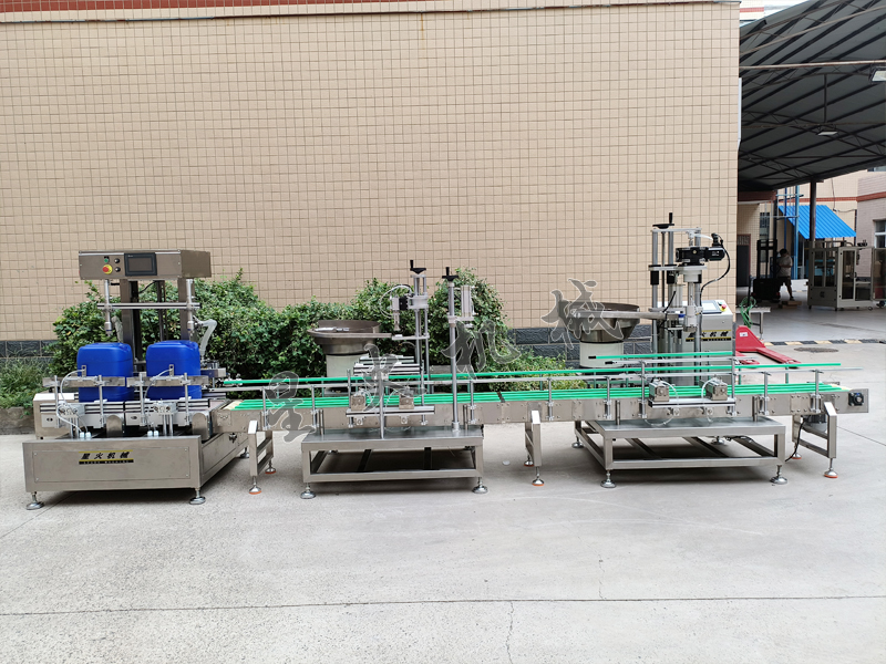 雙頭化工助劑稱重灌裝機(jī)-全自動(dòng)稱重灌裝旋蓋生產(chǎn)線實(shí)拍展示